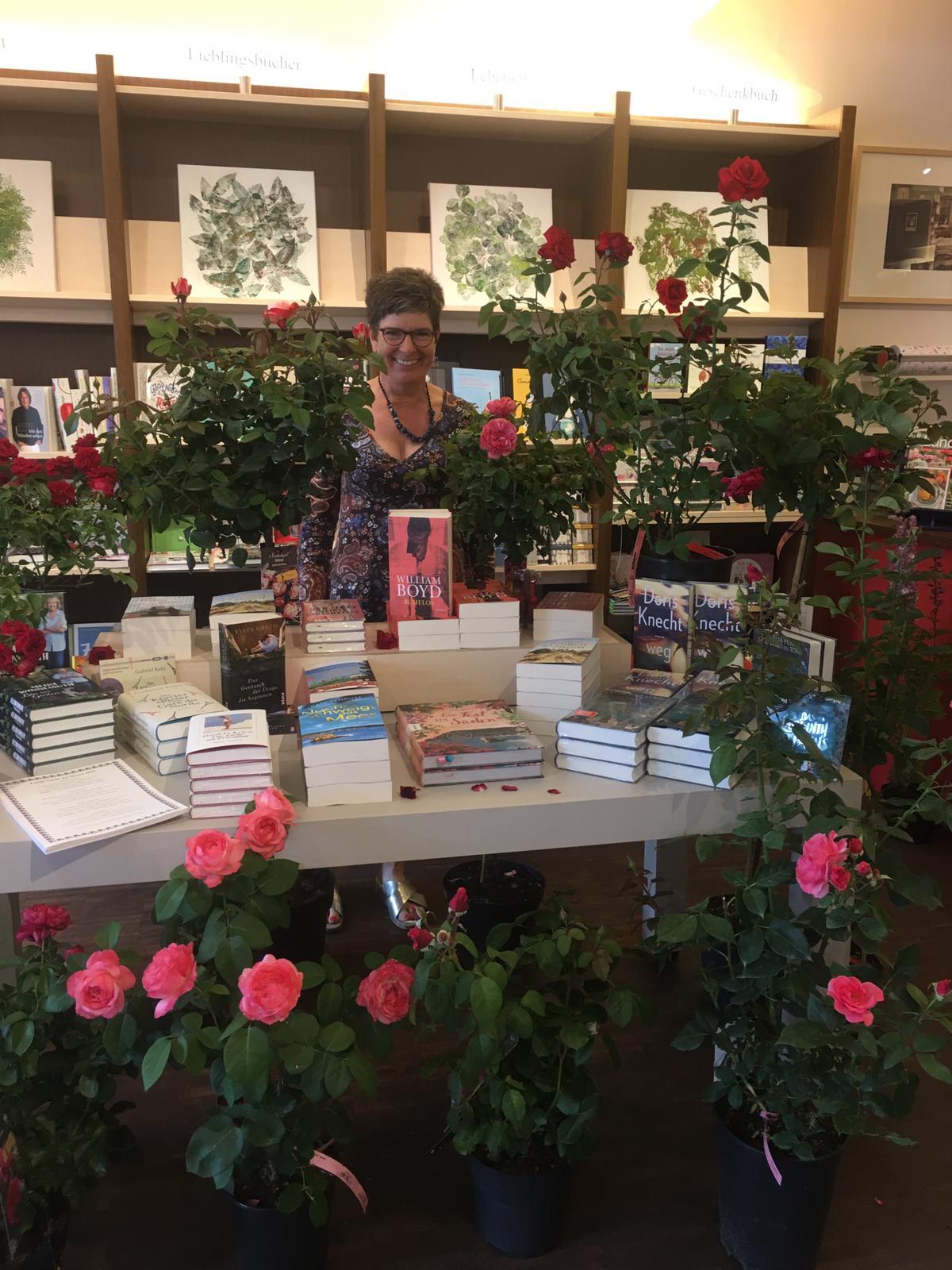 Rosenfest lässt Buchhandlung aufblühen Bild 3