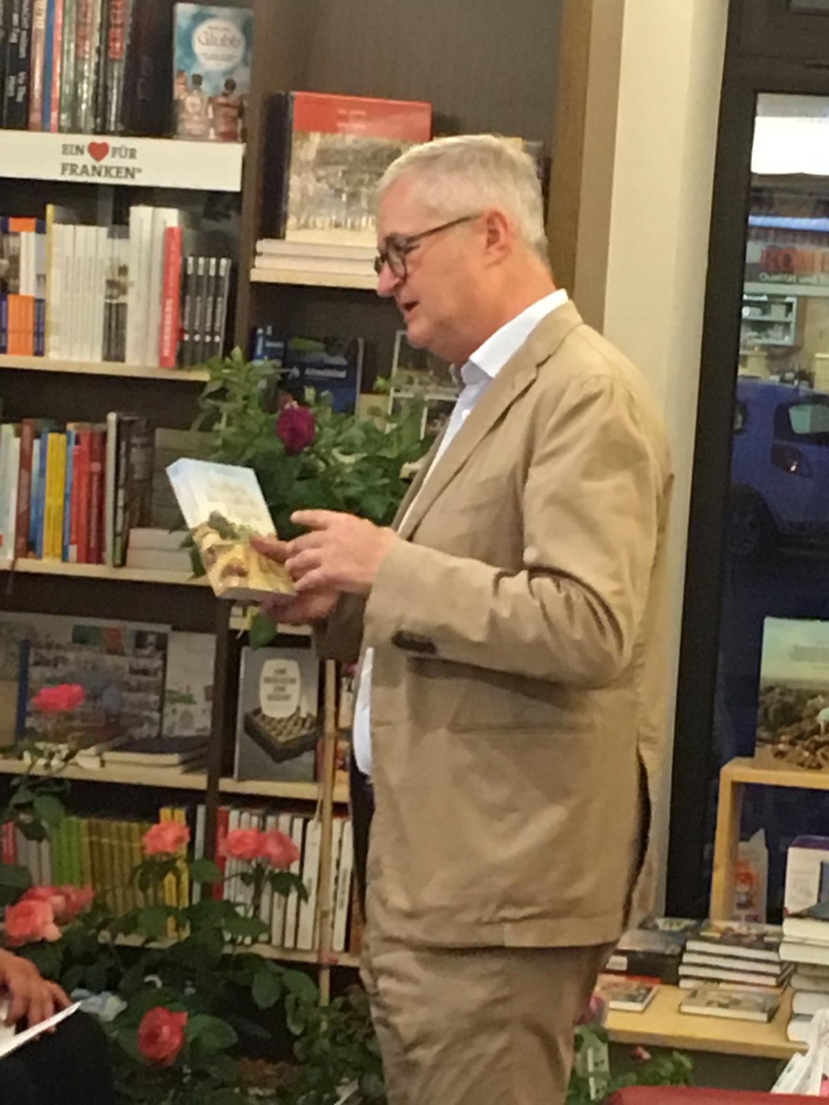 Rosenfest lässt Buchhandlung aufblühen Bild 7